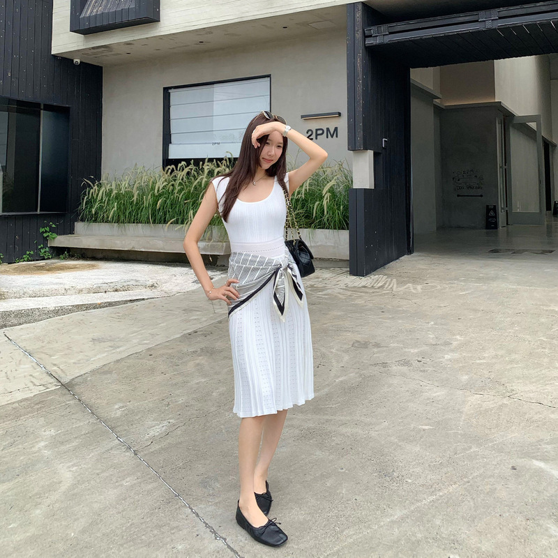 Hot girl designer's stunning white U-neck slim-fit knitted dress, women's 2026 new fashion outfit, waist-cinching dress Hot girl designer's stunning white U-neck slim-fit knitted dress, women's 2026 new fashion outfit, waist-cinching dress
