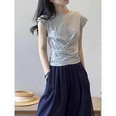 グレーの不規則なデザインのツイストスリーブ半袖Tシャツレディース夏新作スリムショートモーダルトップ