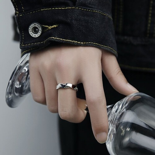Möbius Titanium Steel Ring for Men, Adjustable, Simple and Elegant, Personalized, Retro, Versatile, Light Luxury Fashion Accessory for Women