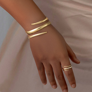 Xiyin cross-border hot-selling exaggerated spiral hollow wide-face alloy women's bracelet ring set personalized women's hand jewelry