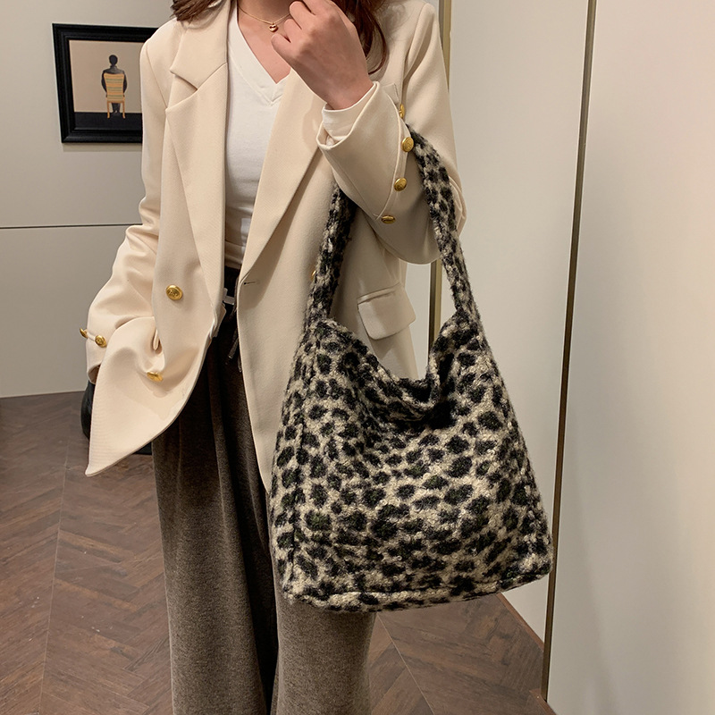 2024 nuevo estilo coreano ins de viento de peluche tweeter de gran capacidad hombro único brazo oblicuo bolsas de lana bolsas de ocio para mujeres