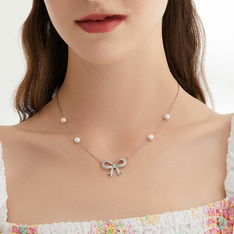 Small design necklace with bow