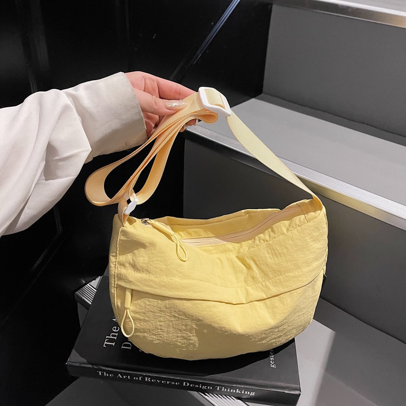 Dopamine Fashion Lightweight Waterproof Fabric Bag for Women, Large Capacity, High-End Feel, Suitable for Work and Commuting, Single Shoulder or Crossbody Dumpling Bag