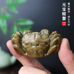 天下のカニの取っ手の八方から来た金の天然の緑檀の実木の彫刻の小さい置物の文は創意の木彫りを遊びます。