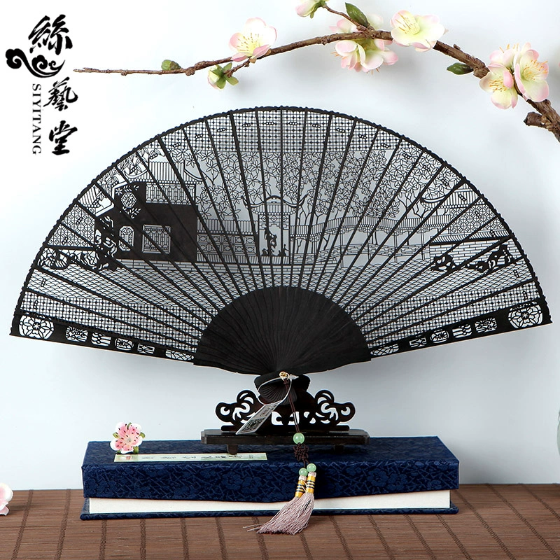 Шелковый зал 7-дюймовый черный поклонник сандалового дерева женский поклонник китайский стиль подарок полые резные женские складные веер резные цветы