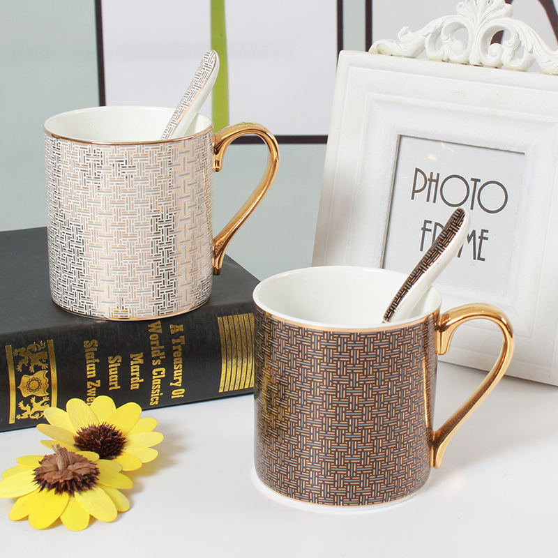 Taza de cerámica de estilo europeo con tapa, cuchara, taza de pareja de alto valor, un par de tazas de agua creativas, exquisitos recuerdos de porcelana de hueso