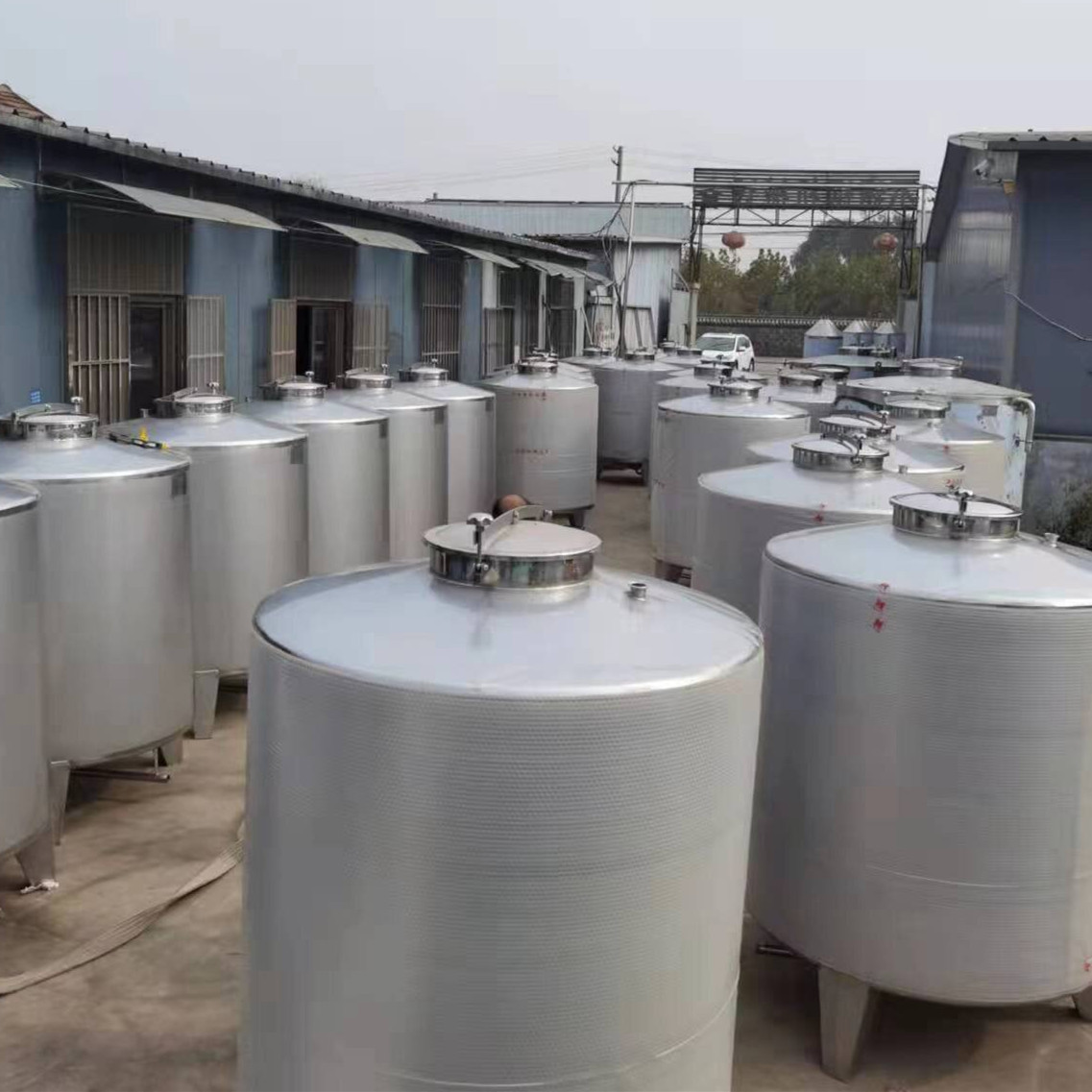 厂家制造10吨20吨不锈钢酒容器 运输罐 发酵罐 多种规格酒罐销售