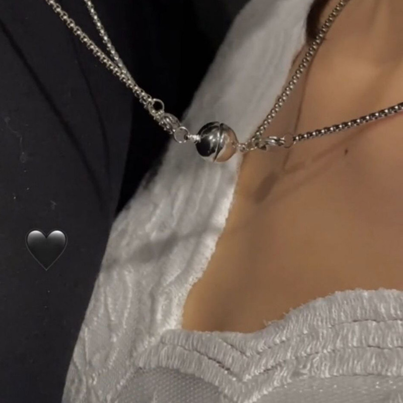 Magnetic necklace
