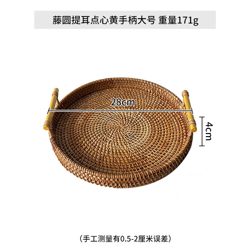 囲炉裏でお茶を煮ます。手作りの藤編みのお菓子です。|undefined