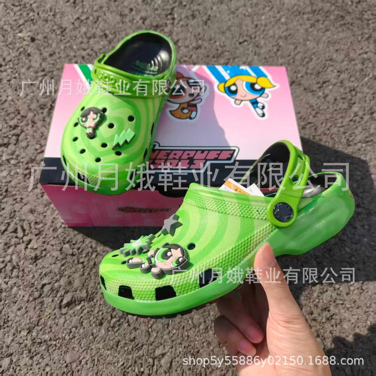 Caixa de zapatos con accesorios voladores de policía de mujer zapatos agujeros de marca conjunta de zapatillas de caricatura de mujer sandalinas de playa croos