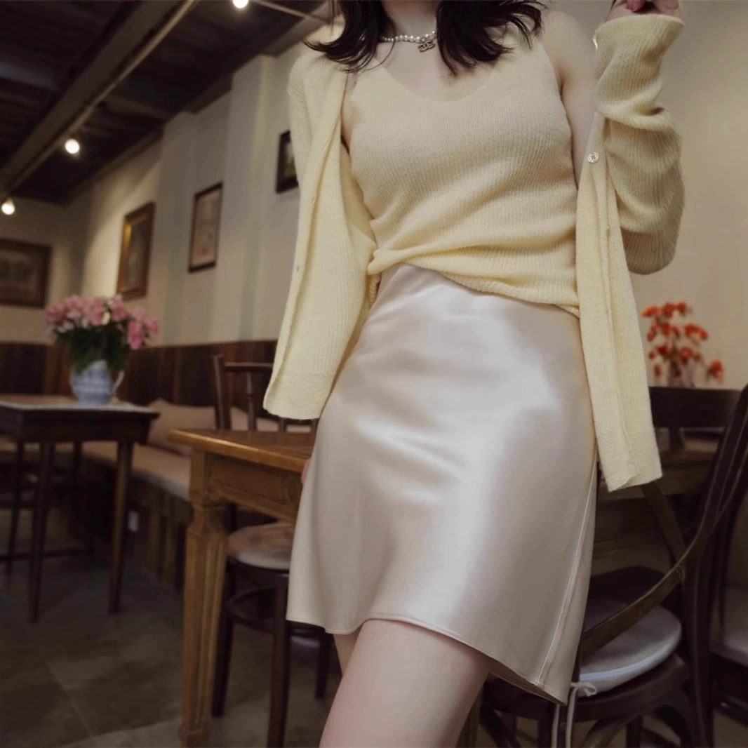 Короткая женская юбка, глянцевый ацетатный атлас, летняя мода, шикарная и красивая юбка А-силуэта, драпированная юбка, облегающая бедра.