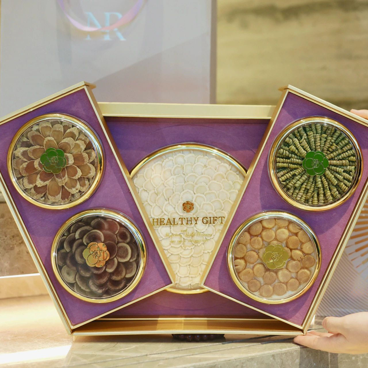 American Ginseng Gift Box Xi Yang Shen 200g Ready-to-Eat Herbal Wellness Gift for Parents and Elders in use