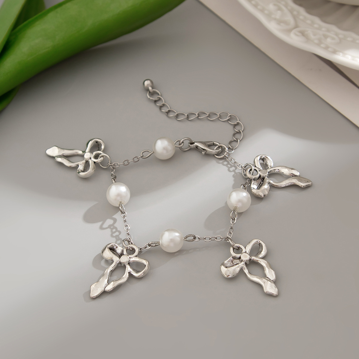 Charm Armband Mit Goldenem Schmetterling Und Perlen Im Rustikal_voghion.com