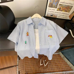 青いpolo襟刺繍半袖シャツ女性の夏のドーパミンは上着に合わせてユニークな格子シャツを着ている
