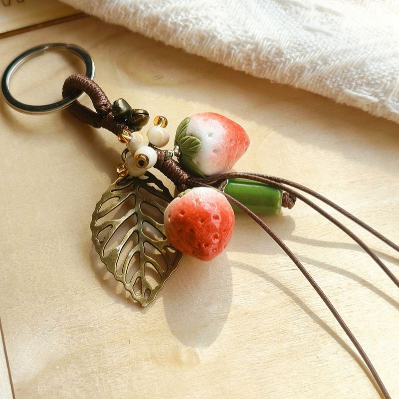 Jingdezhen cerámica hecha a mano colgante de cadena de teléfono móvil pareja llavero de dibujos animados frutas hojas de fresa colgar joyas