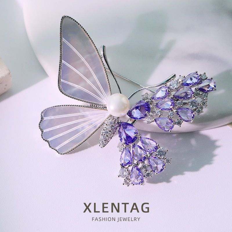 Conchas de perlas naturales zircon púrpura mariposa broche de mujer alta sensibilidad pectoral temperamento joyas de pecho al por mayor