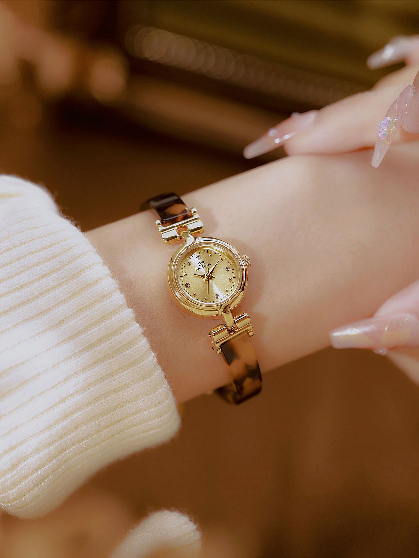 Elegant Simple Style Geometric Jewelry Buckle Quartz Watch Women's Watches display picture 10