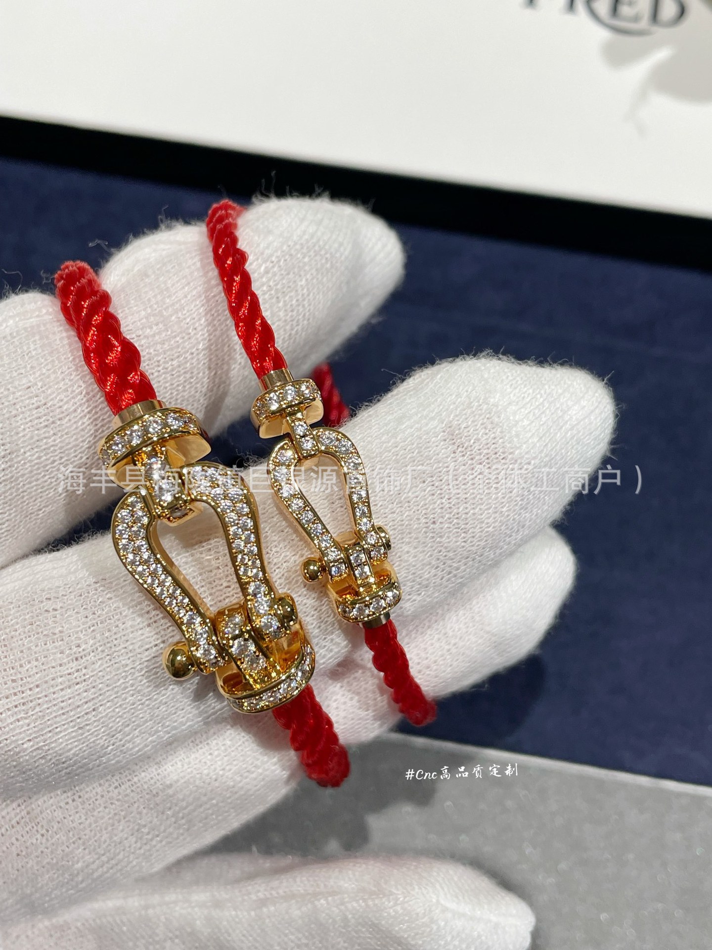 Oro rosa, diamantes completos, cuerda roja mediana de 16 cm.
