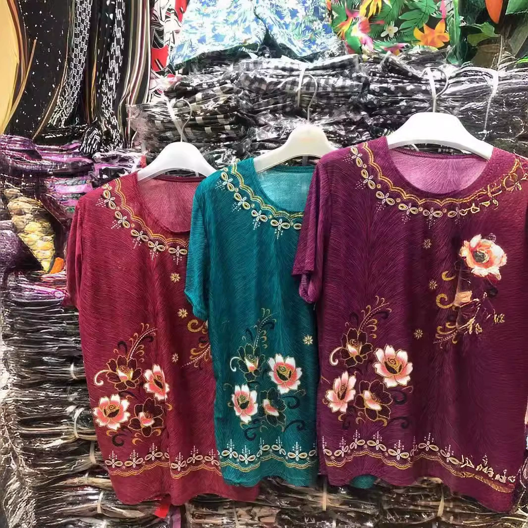 Special price for 5 yuan every day to sell clothes on the street stall, grandma wears fashionable tops, which is cheap. 9.9 yuan. Free shipping for one piece