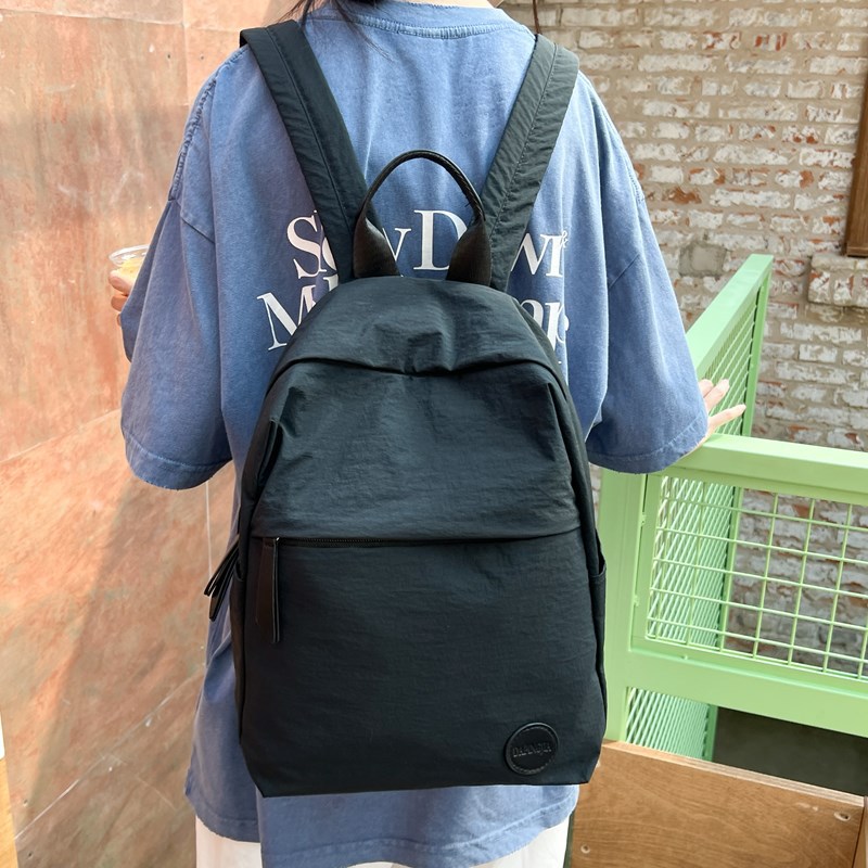 Mochila de nailon para mujer 2024 nuevo estilo ligero para mujer mochila de viaje ultraligera anti-salpicaduras de agua mochila de viaje al por mayor