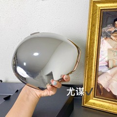 金色のアクリルが輝く金属感のフォアグラの箱の明るい貝殻の宴会の明るい顔の水餃子の手は斜めに持って小包を掛けます。