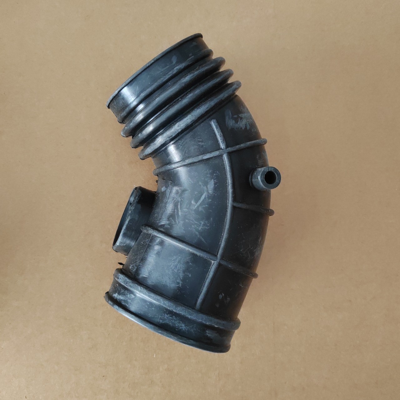 13711726208 13541705209 Air Pipe Radiator Hose for BMW