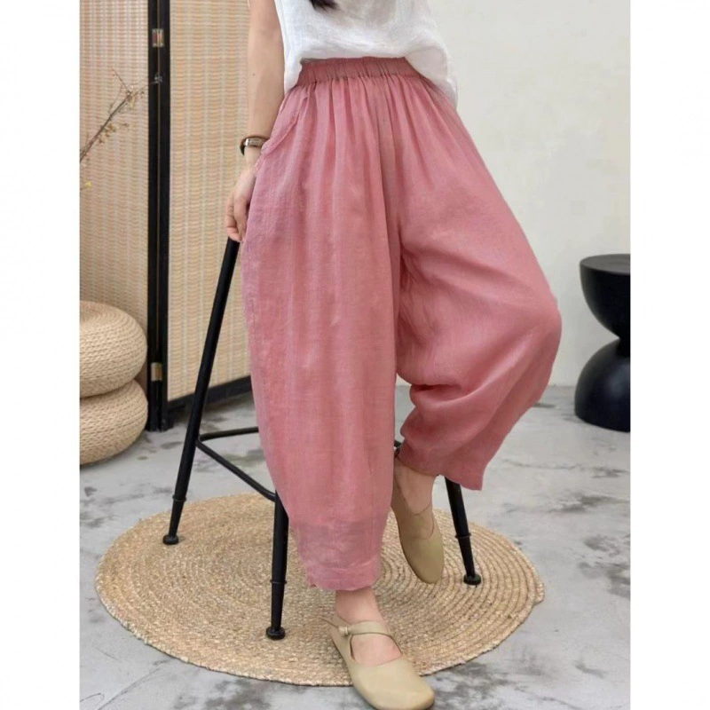 Лето 2025, корейская версия, свободные утягивающие брюки из хлопка и льна, однотонные шаровары с эластичной резинкой на талии, универсальные повседневные укороченные брюки-морковки для женщин