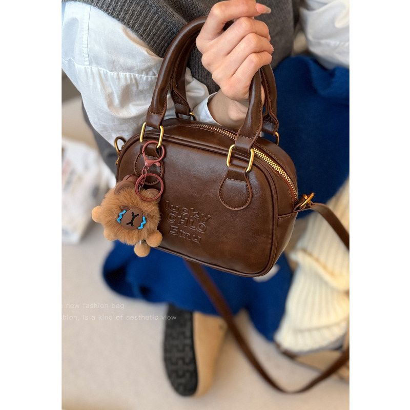 Niche Retro Bowling Bag for Women, 2026 New Spring/Summer Model, High-End Brown Handbag, Shoulder and Crossbody Bag Yo