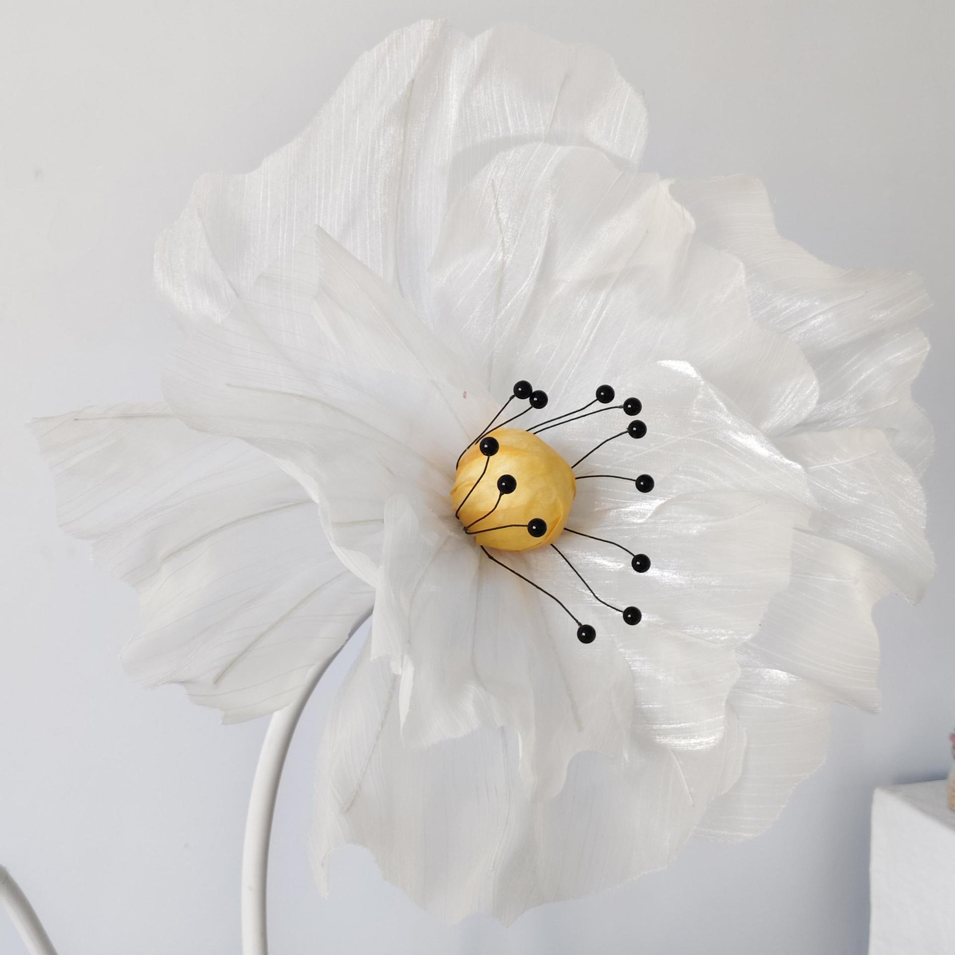 Flores hechas a mano de tela de seda perlada del centro comercial del hotel atrio escénico diseño fotográfico decoración de tarjetas de perforación al aire libre