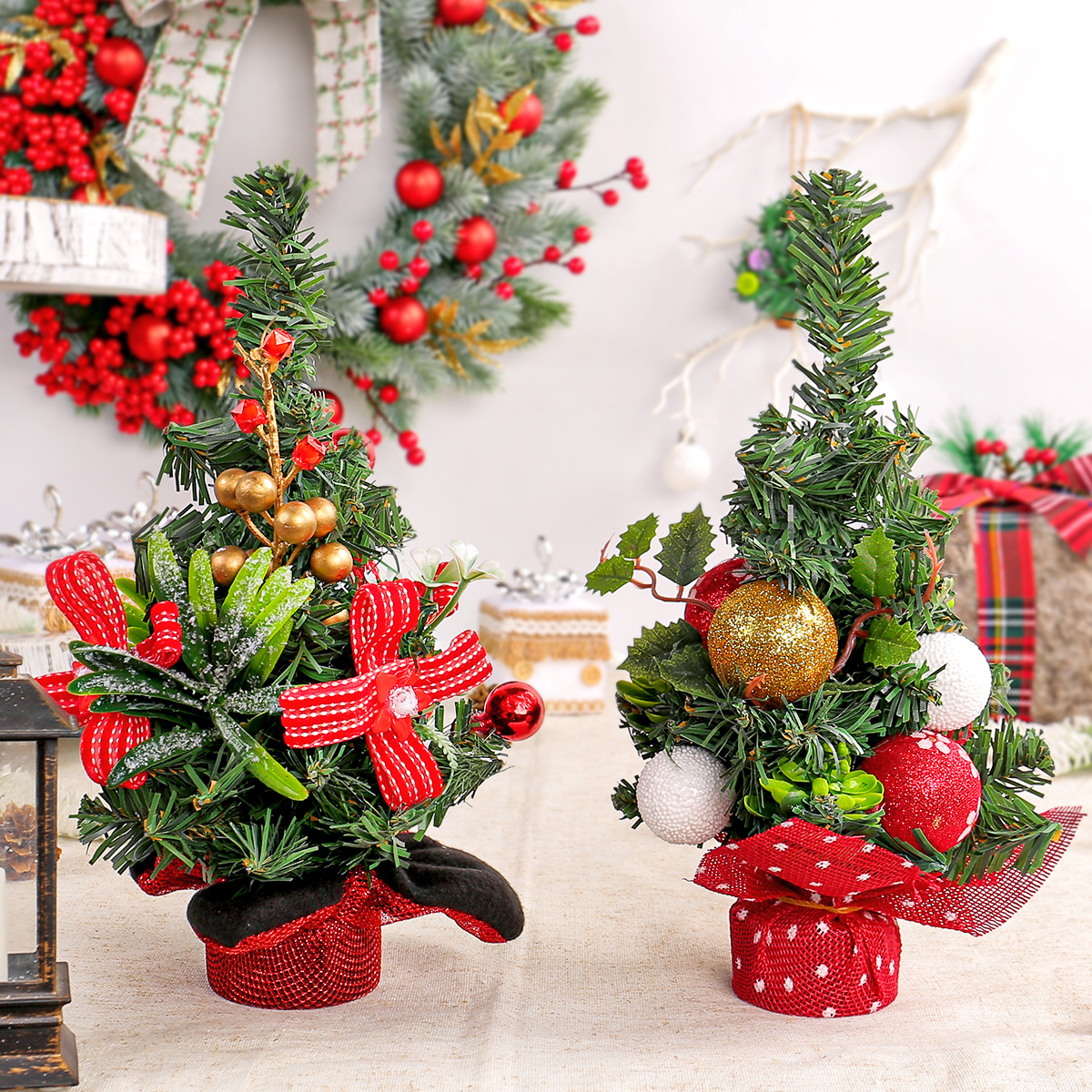 Adorno de Escritorio con Forma de Árbol de Navidad con Agujas de Pino y Bayas Rojas, Mini Árbol de Navidad, Decoración Navideña, Arreglo de Escena, Éxito de Ventas en Amazon