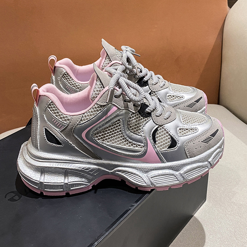 Zapatos blancos clásicos de suela gruesa al por mayor 2023 Primavera y otoño nuevo estilo preppy aumento de zapatos deportivos de ocio zapatos de plataforma para mujeres