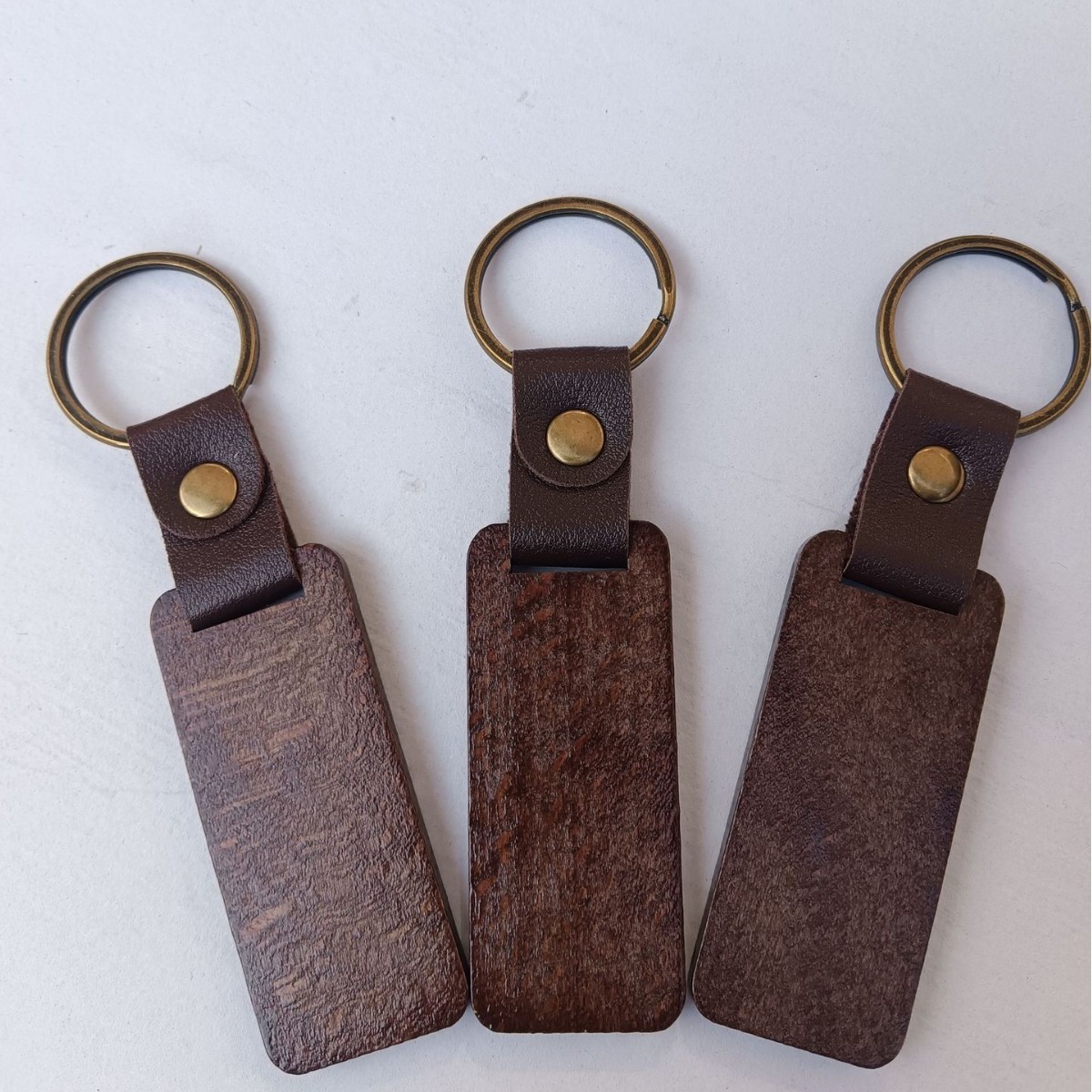 Llavero de nogal negro creativo haya nuevo llavero de madera con colgante de cuero con letras