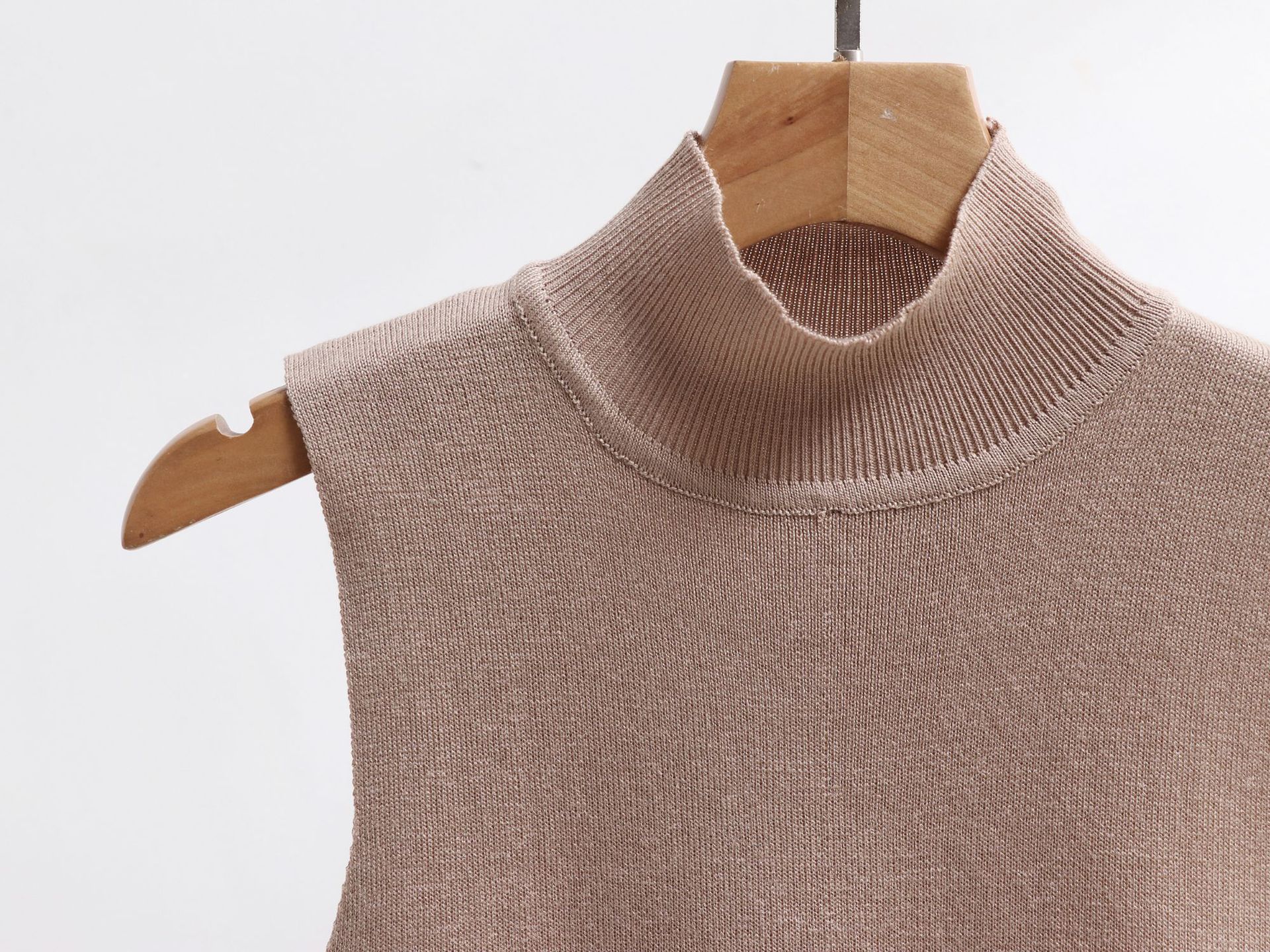 Dreiteiliger Anzug für Damen: gestreifte Pulloverweste mit passendem Kragen, Schalmantel mit Quaste und gestrickte Hose mit weitem Bein_voghion.com