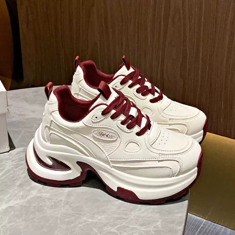 Универсальные женские туфли на толстой подошве, увеличивающие рост, новинка весны и осени 2025 года, демонстрирующие ноги, маленькие спортивные повседневные туфли.