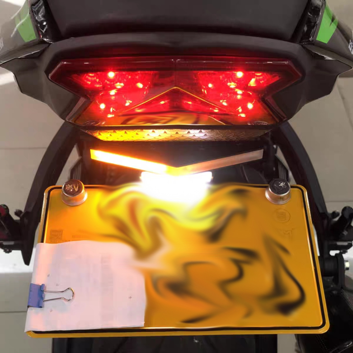 Suitable for Kawasaki ZX-10R modified folding short-tail license plate holder with sequential turn signals, 2020-2028