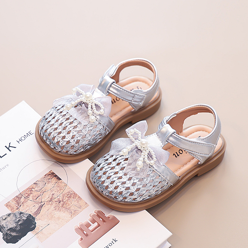 Sandalias de niñas 2026 primavera y otoño nuevos zapatos de princesa para niños zapatos de playa de moda arco trenzado zapatillas frías