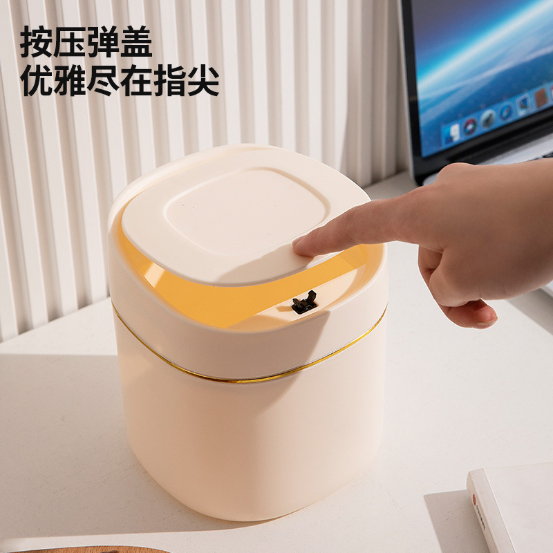 ミニゴミ箱のデスクトップ家庭用かわいいテーブルのお茶のベッドの寝室には、オフィスのテーブルの上の紙くずかごがついています|undefined