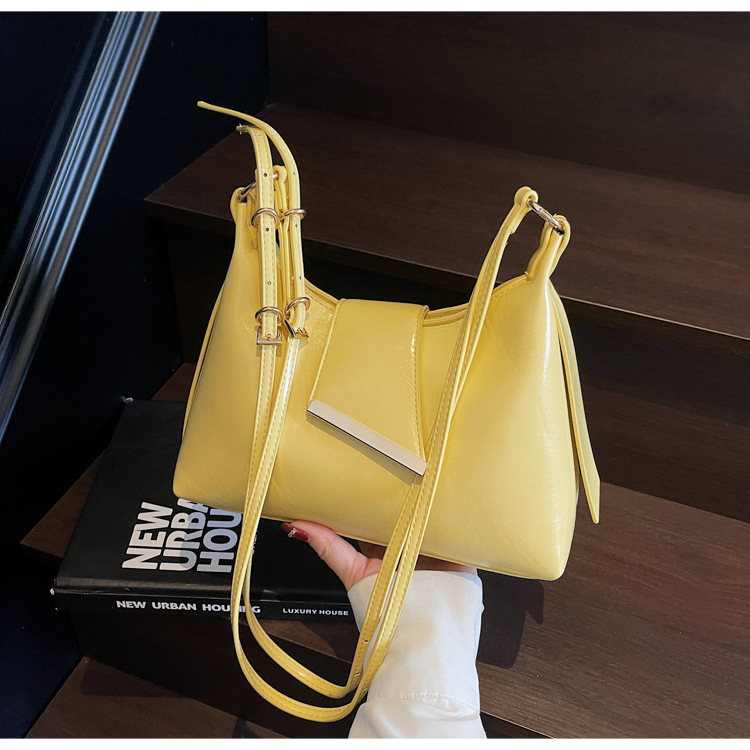 In the summer of 2025, new solid-color underarm bags for women are popular. These are simple and stylish underarm bags, handbags, and candy-colored single-shoulder bags undefined