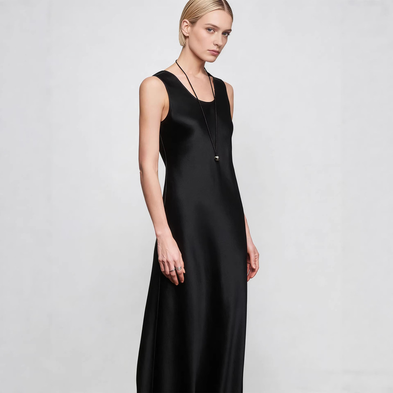 High-End Acetate Satin Dress with a Luxurious Design, Perfect for Seaside Vacations and Parties, Featuring a Fitted U-Neck and Sleeveless Style