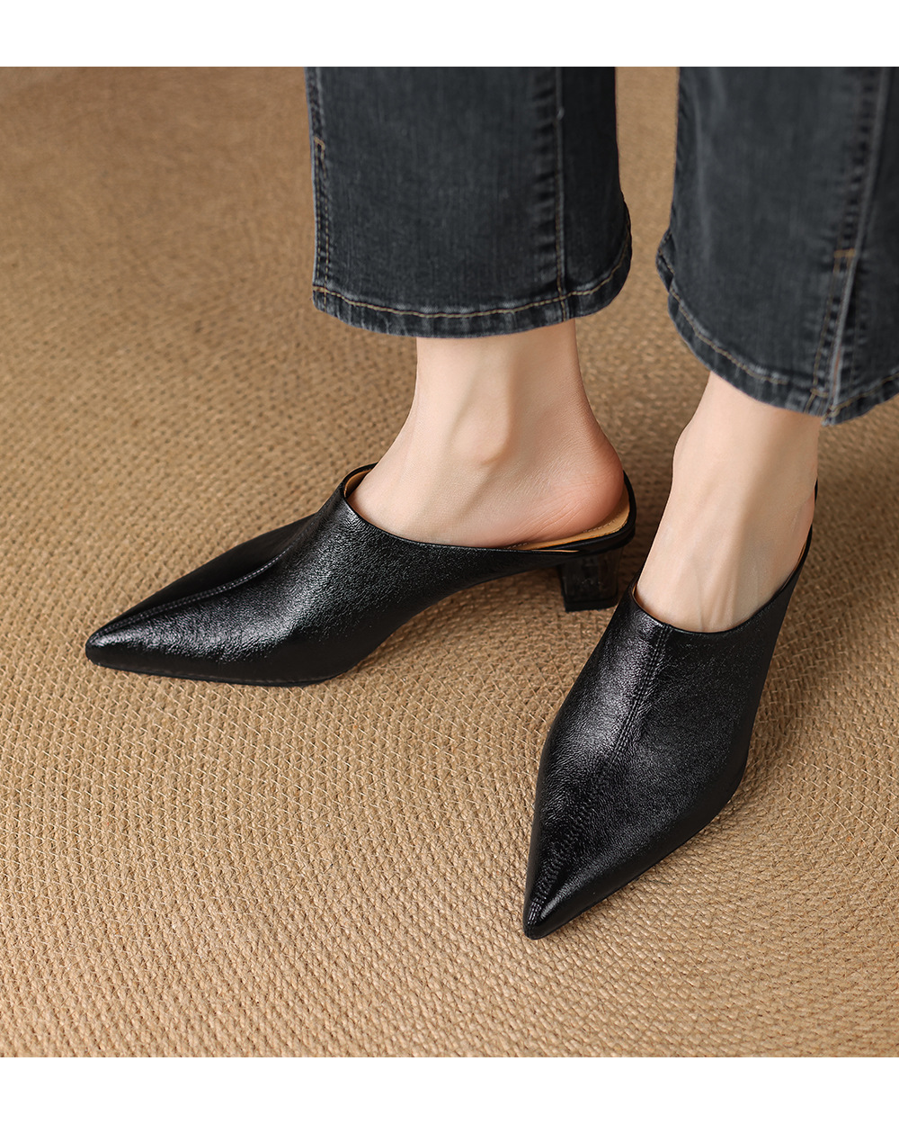 Dép mule nữ da cừu mũi nhọn cao gót 5 cm – sandal hè dáng suông — đen, vàng chi tiết 7