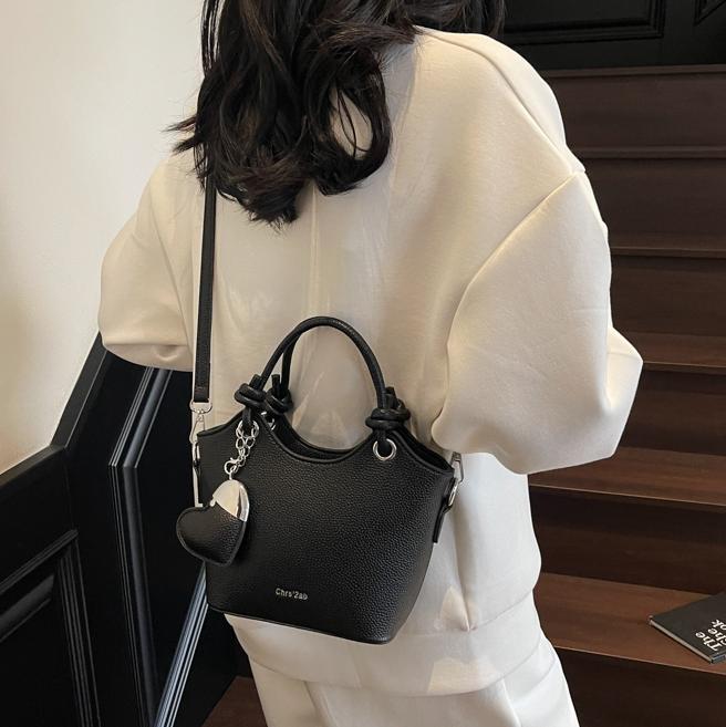 Moda de verano bolso de cubo de mano mujer 2025 nuevo producto diseño de nicho bolso de viaje bolso de mensajero casual simple