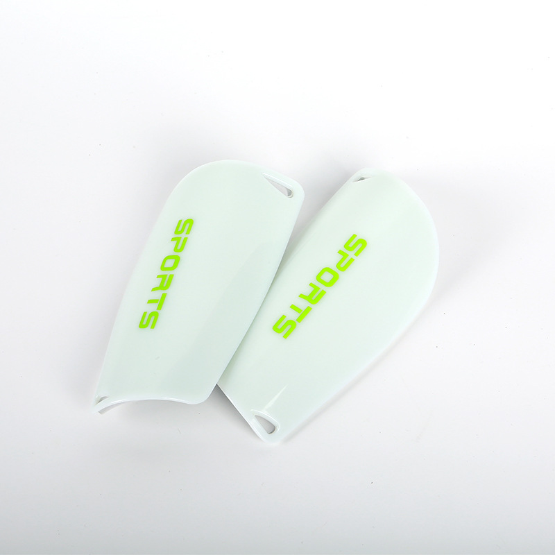 Venta al por mayor adulto fútbol pierna guardia deportes pierna guardia duro PVC engrosada insertar guardia de los niños equipo de protección pie guardia