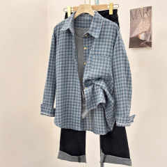 レトロな水洗いの毛磨きの青い格子のシャツのコートの女性の春秋は厚くてゆったりしています。