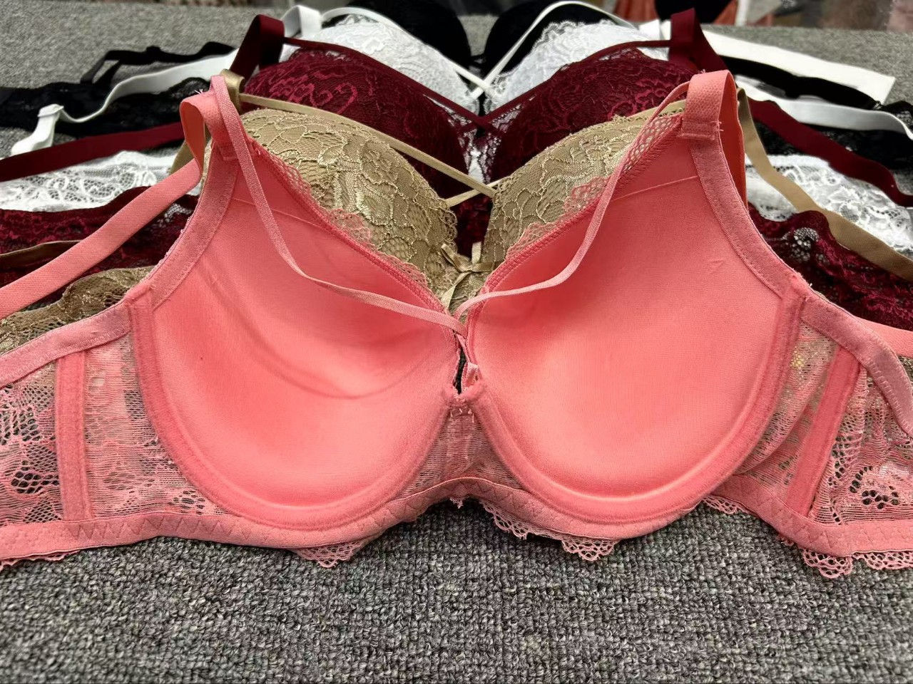Nuevo estilo de encaje ropa interior de mujer con anillo de acero grande fábrica de sujetadores al por mayor