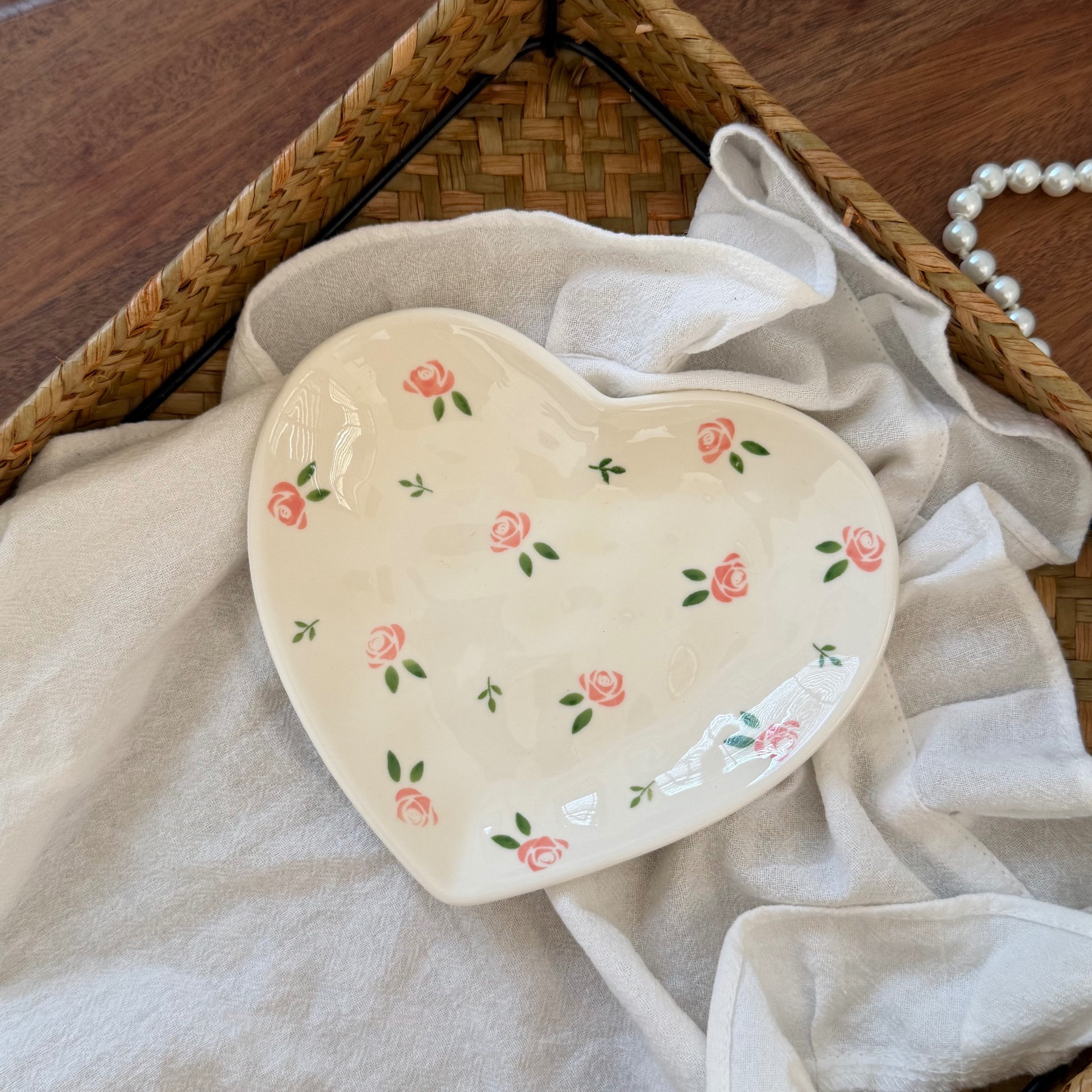 Estilo coreano inswind pintado a mano amor cerámica tazas y platos mano empujada irregular taza de café en forma de corazón plato de mesa de la tarde plato de taza