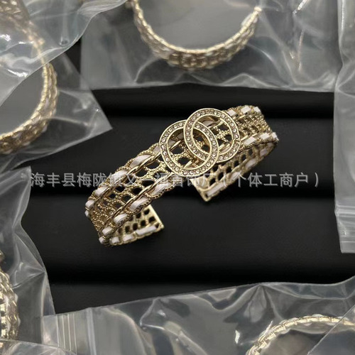 Xiang's new double C letter diamond inlaid leather small Chanel style bracelet retro fashion versatile high-end Xiang Nai Nai bracelet 