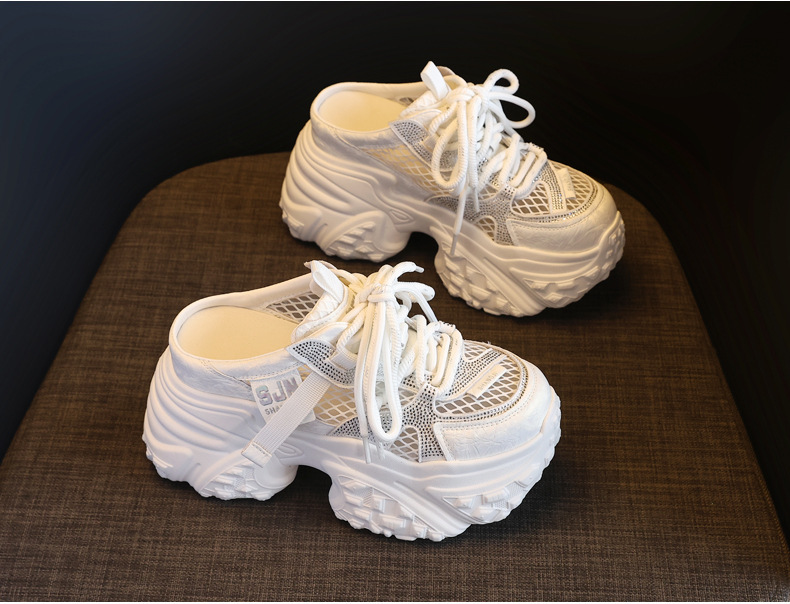 Giày sneaker nữ đế dày chunky thiết kế mũi trùm họa tiết thiên nga đen — màu trắng, bạc chi tiết 5