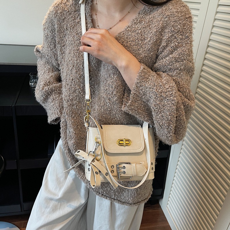 Transfronterizos retro locomotora cool viento brazo bolso para mujeres otoño / invierno 2025 nuevo estilo caliente bolso de hombro universal bolso de mochila de moda