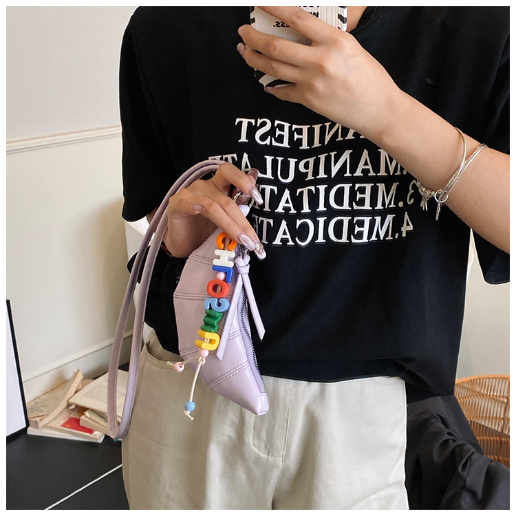 The cute horn bag with a niche neckline design is fashionable and trendy. The mini crossbody bag is in a solid color, simple and elegant with a high-end texture undefined