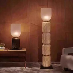 展示室のガラスのフロアランプのサンプルプレートの間の売り場はデザイナーのタイプの客間の後で近代的な照明のロビーの北欧を飾ります。